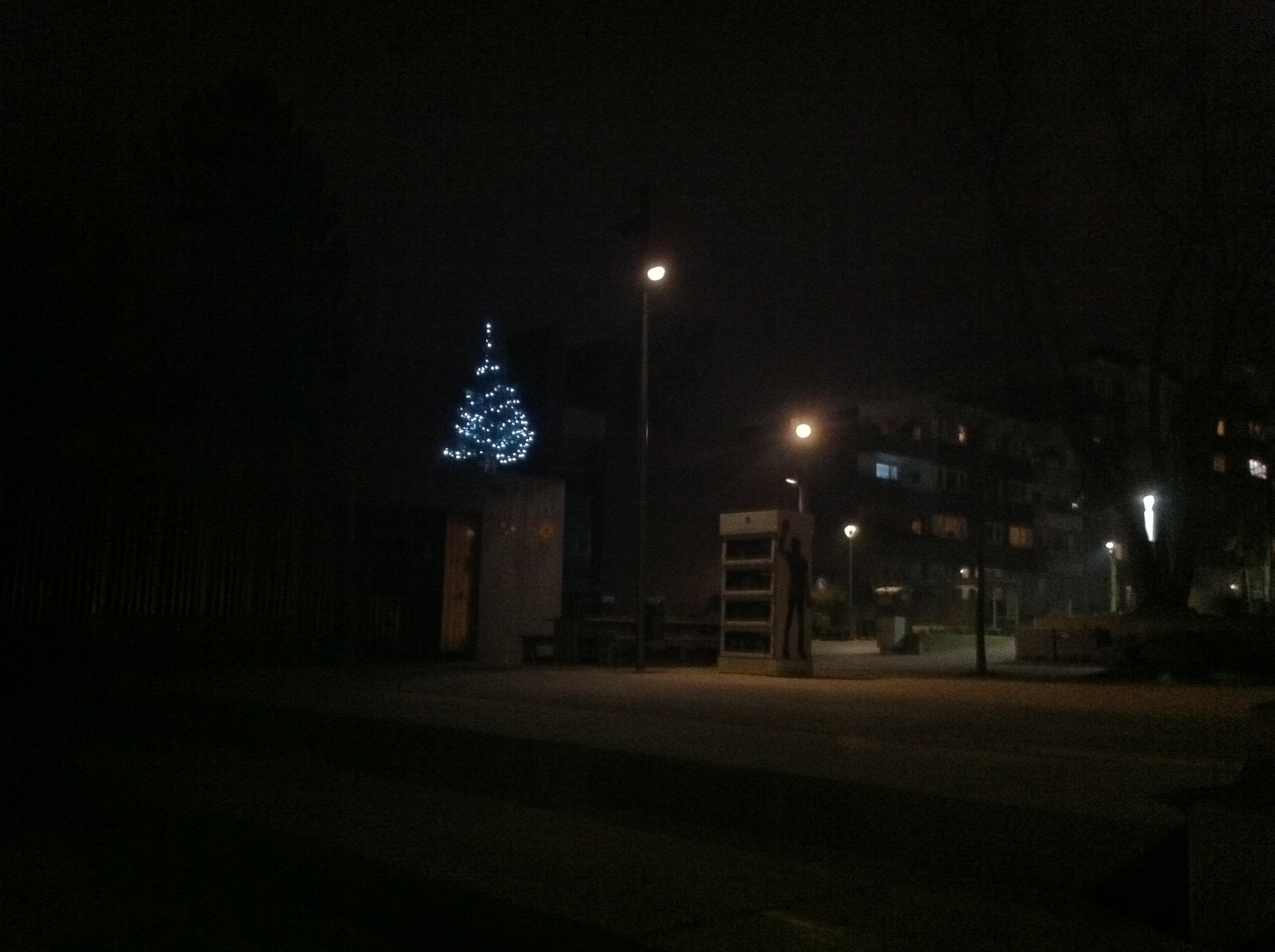 Das Sonnendeck der Hustadt und ein Weihnachtsbaum – der Brunnenplatz