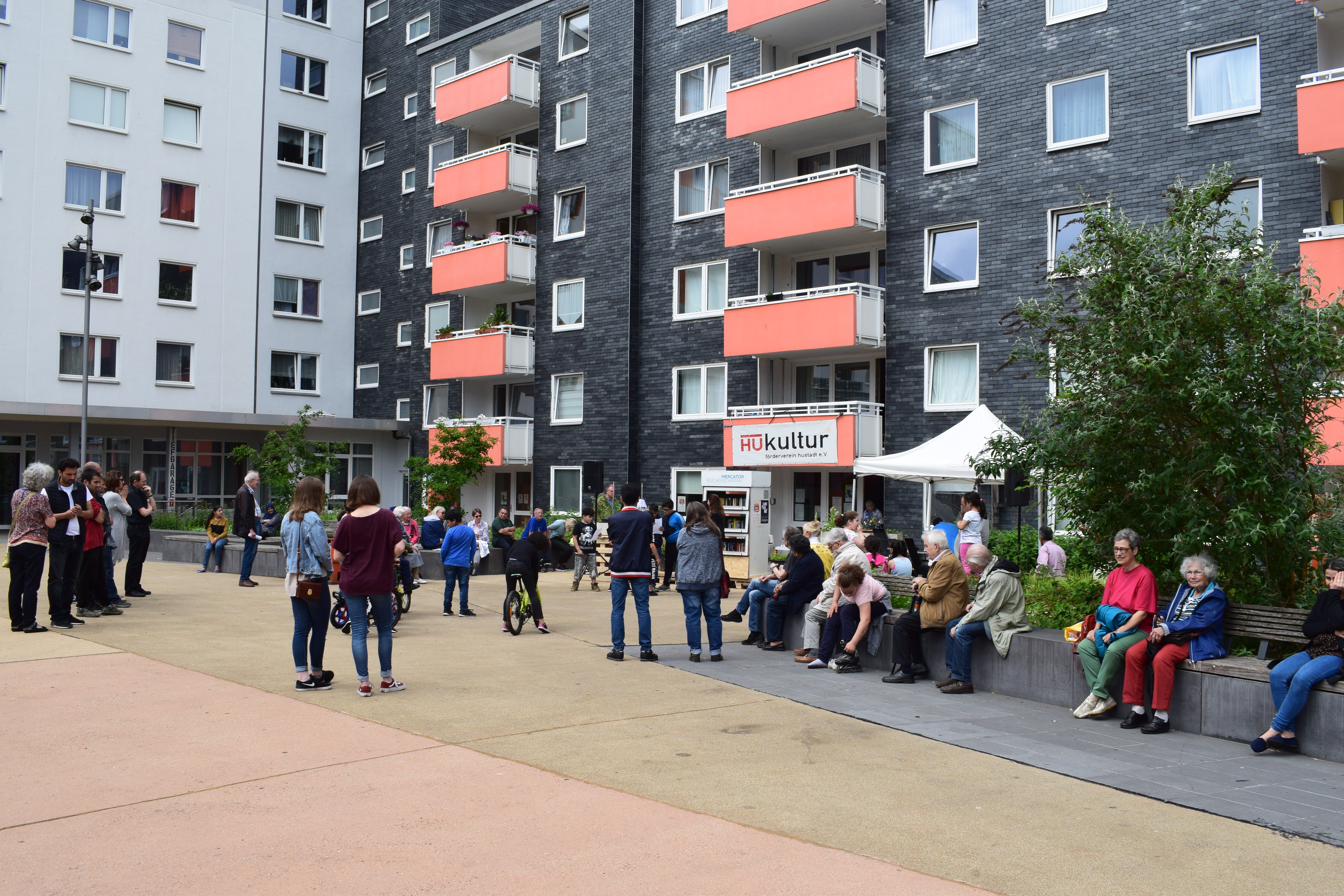 Wiedereinweihung des Bücherschrankes auf dem Brunnenplatz